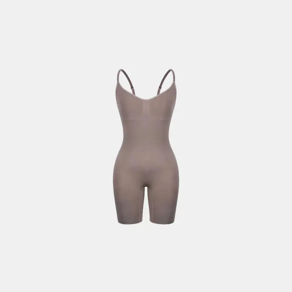 Body Elegance Modelador bege, visto da frente, destacando o formato que modela o corpo com alças finas e ajuste suave, oferecendo suporte confortável e discreto sob as roupas.  
