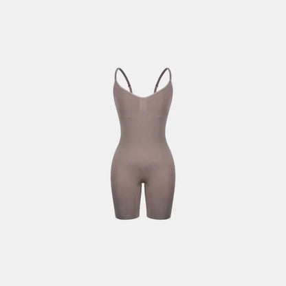 Body Elegance Modelador bege, visto da frente, destacando o formato que modela o corpo com alças finas e ajuste suave, oferecendo suporte confortável e discreto sob as roupas.  