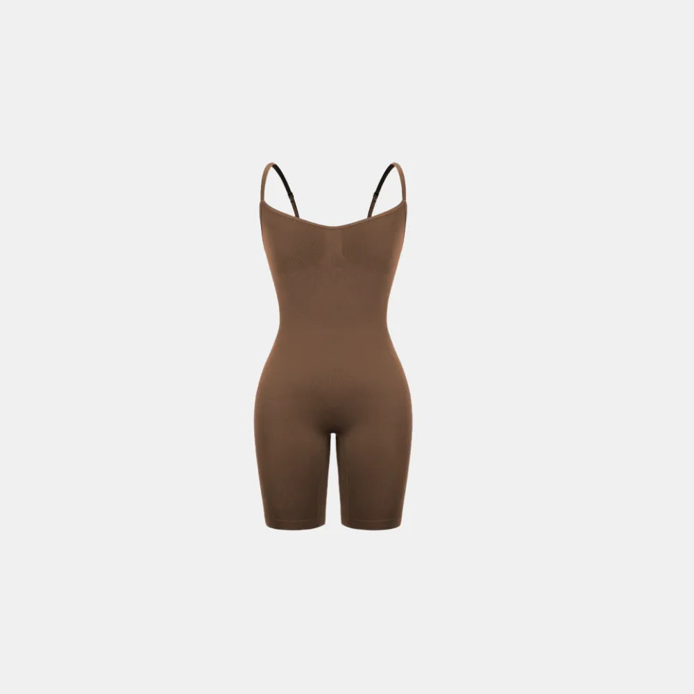 Body Elegance Modelador marrom, visto da frente, com alças finas e design que modela suavemente o corpo, proporcionando conforto e discrição sob as roupas.