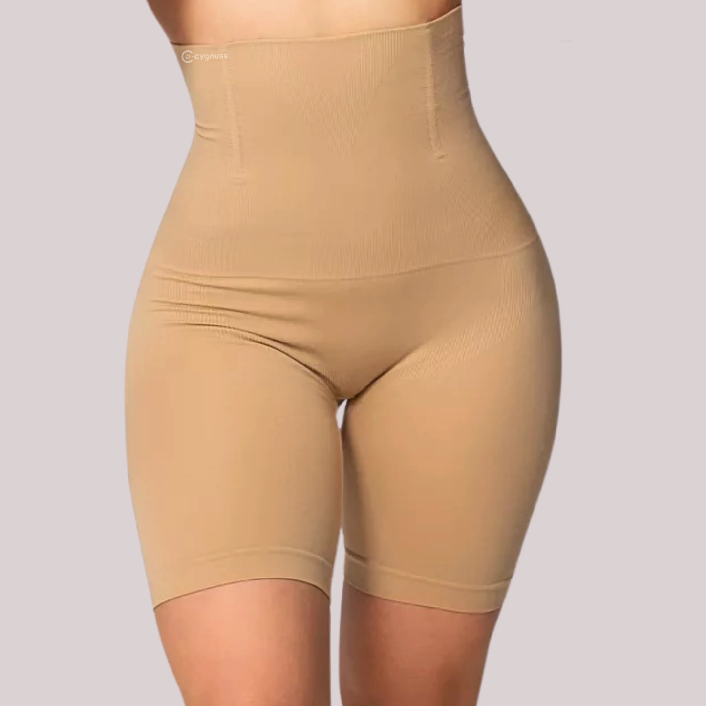 Vista frontal do Short Shape modelador da Cygnuss na cor bege, com cintura alta e compressão estratégica, realçando o bumbum com efeito lifting e acabamento anatômico nas coxas.